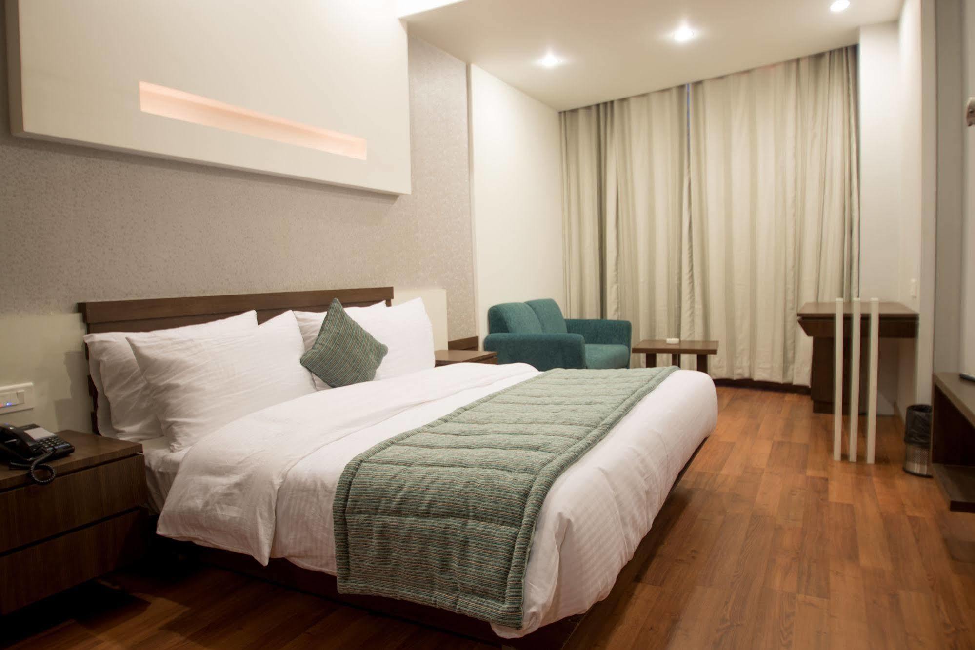 Hotel Narula'S Aurrum Amritsar Exteriör bild